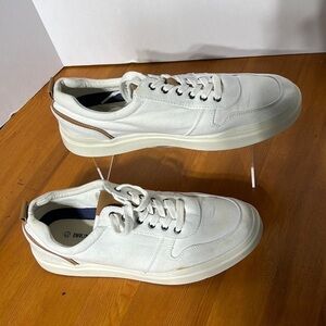 Men’s Bruno Marc casual lace up sneakers/gym shoes. Size 11. EUC